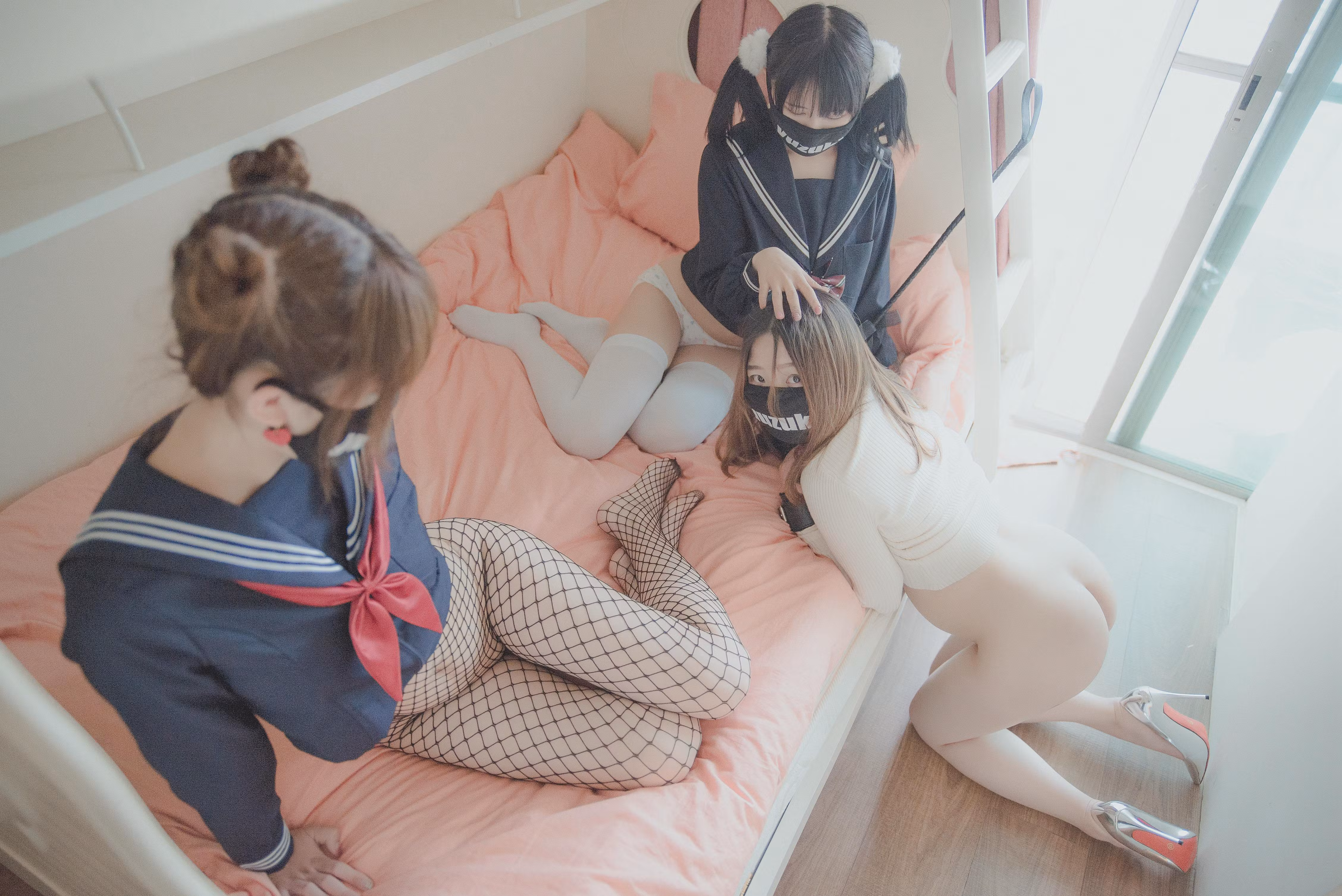 床边跪姿展现风骚熟女少妇动漫女性诱惑